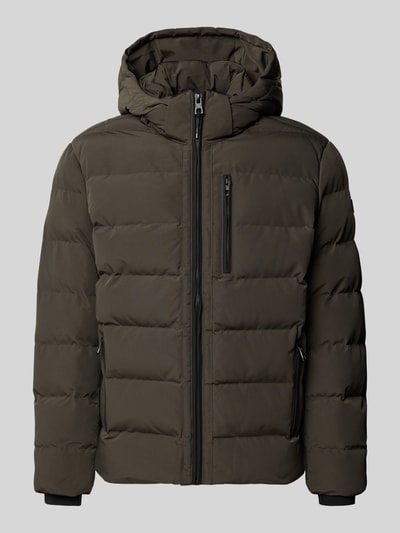 Produktfoto, Jacke mit Kapuze und Reißverschlusstaschen von NAUTGÅRD in Dunkeloliv, Steppstruktur, sichtbarer Reißverschluss, matte Oberfläche