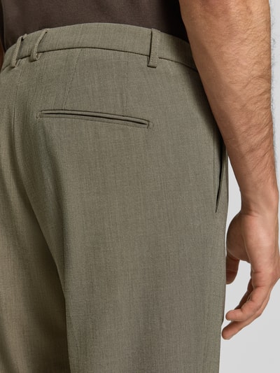 Männermodel trägt Straight Fit Hose mit Viskose-Anteil Modell 'Salto' von CINQUE, Detailaufnahme Nahaufnahme Hüfte, dezentes Beige, feine Struktur, elastischer Stoff, Bundfalten und Gesäßtasche, Herren Hose, Kontext: elastischer Material-Mix, Bundweite 47 cm, Innenbeinlänge 73 cm, Haken- und Reißverschluss.