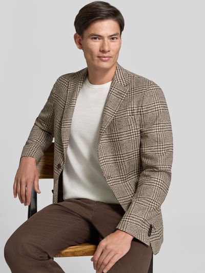 Männermodel trägt Slim Fit Sakko aus Schurwoll-Mix Modell 'C-Hanry-263' von BOSS, beige-braunes Karo, strukturierte Oberfläche, Nahaufnahme Oberkörper.