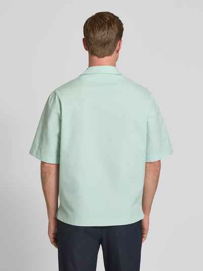 Männermodel trägt Relaxed Fit Freizeithemd mit Seersucker-Verarbeitung Modell 'LAPISY_M' von BOSS Orange in Mint, Ganzkörperansicht Rückansicht.