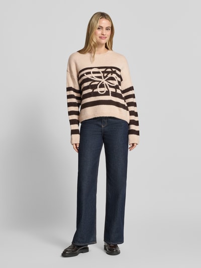 Modelka kobieca nosi Strickpullover im Allover-Look mit Rundhalsausschnitt von MORE & MORE w beżu i brązie, splot dzianinowy, relaxed fit, długość tyłu 53 cm, długość rękawa 53 cm, szerokie rękawy, widoczne paski, widok całej sylwetki z przodu.