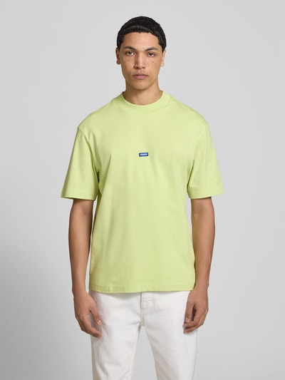 Männermodel trägt Regular Fit T-Shirt aus reiner Baumwolle Modell 'NIEROS' von Hugo Blue, Optik: Unifarben, Logo-Detail, Ganzkörperansicht von vorne.