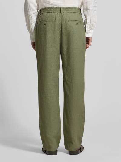 Männermodel trägt Regular Fit Leinenhose mit elastischem Bund von Gant in Olivgrün, reine Leinen, Ganzkörperansicht Rückansicht. Bundweite 44 cm, Innenbeinlänge 80 cm, Schnürung.