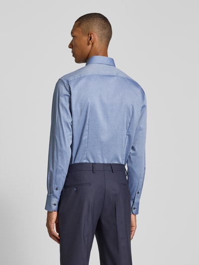 Männermodel trägt Modern Fit Businesshemd aus reiner Baumwolle von OLYMP in Hellblau, glatte Textur, Ganzkörperansicht Rückansicht, Herren Businesshemd von OLYMP.