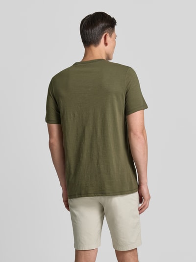Männermodel trägt Regular Fit T-Shirt aus reiner Baumwolle Modell 'TEGOOD' von BOSS Orange, Optik: unifarben, Rückansicht Ganzkörperansicht.