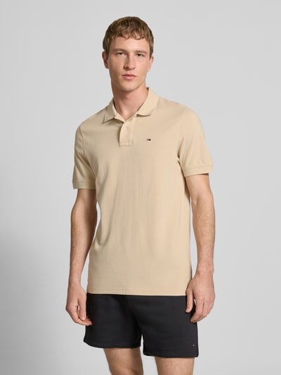 Männermodel trägt Regular Fit Poloshirt aus reiner Baumwolle von Tommy Jeans, Optik: Unifarben, Piqué-Struktur, Nahaufnahme Oberkörper.