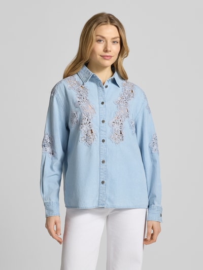 Kobiece modelka nosi Regular Fit Jeansbluse mit Stitchings od Liu Jo White, jasnoniebieska bawełna, koronkowe przeszycia, przód, krój regular fit, kołnierz koszulowy, zapięcie na guziki, długość tyłu 64 cm, długość rękawa 60 cm, widok całej sylwetki z przodu.