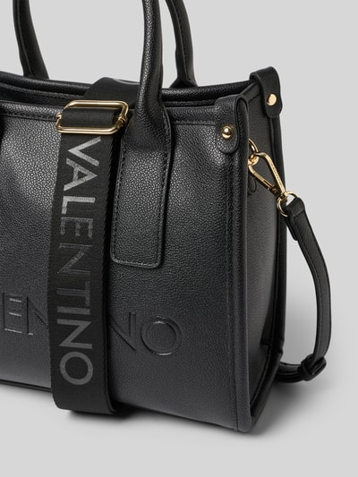 Produktfoto, zwarte handtas in lederlook van Valentino Bags, model 'Foxy', structuurpatroon, logo-reliëf, schouderriem, goudkleurige details.