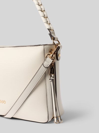 Produktfoto, Handtasche in Leder-Optik Modell 'Gihen' von Liu Jo White, cremeweiß mit Gold-Details, abnehmbarer Schulterriemen, Nahaufnahme.