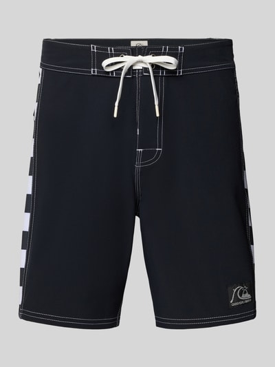 Produktfoto, Regular Fit Shorts mit Logo-Patch Modell 'Arch' von Quiksilver in Schwarz mit Schnürverschluss und elastischem Material-Mix.