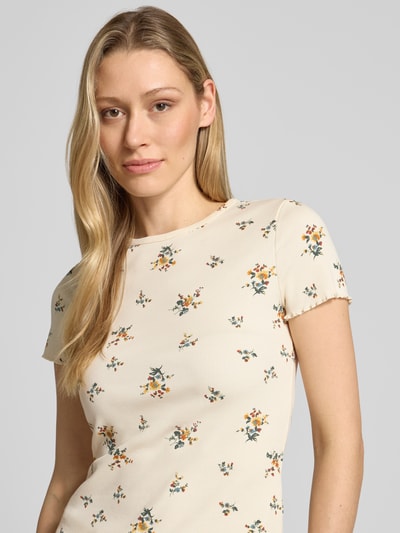 Vrouwenmodel draagt Regular Fit T-shirt met bloemen all-over print van Jake*s Casual in lichte kleuren, katoenmix, ronde hals, nahaufnahme bovenlichaam.