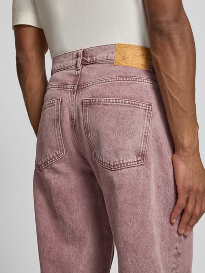 Männermodel trägt Loose Fit Jeans im 5-Pocket-Design Modell 'Roy' von Les Deux in verwaschenem Lila, reine Baumwolle, Nahaufnahme Rückansicht