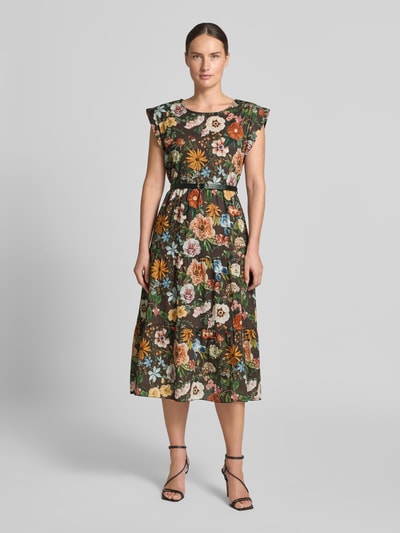 Frauenmodel trägt Midikleid mit Gürtel von ZABAIONE aus reiner Baumwolle, taillierte Passform, florales Muster, Ganzkörperansicht von vorne.