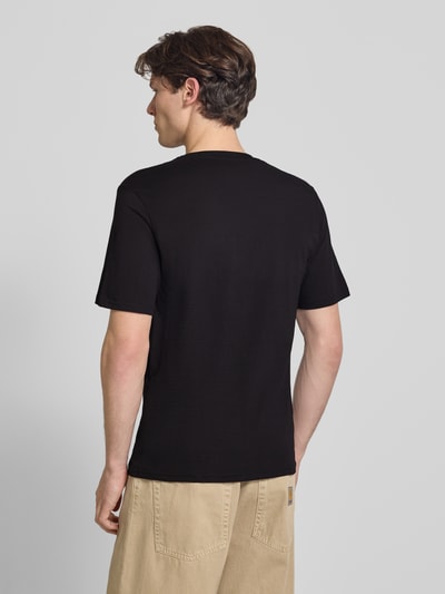 Männermodel trägt Regular Fit T-shirt mit logoprint model 'Munk' van JACK & JONES van puur katoen, ruglengte bij maat M 74 cm, ganzkörperansicht rückansicht.