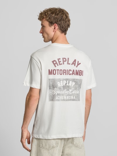Männermodel trägt T-Shirt mit Label-Print und Rundhalsausschnitt von Replay in Weiß, Regular Fit, reine Baumwolle, Rückenlänge 71 cm, Ganzkörperansicht Rückansicht.