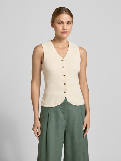 Frauenmodel trägt Slim Fit Weste mit Baumwoll-Anteil Modell 'SILVIA' von Vero Moda, unifarben, Frottee-Optik, Ganzkörperansicht von vorne.