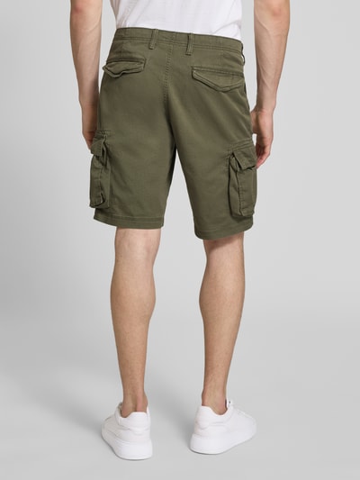 Männermodel trägt olivgrüne Straight Fit Shorts mit Cargo-Taschen Modell 'Core' von GAP aus elastischem Baumwoll-Mix, Ganzkörperansicht Rückansicht.