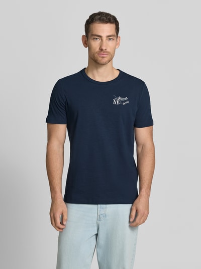 Męski model nosi Regular Fit T-Shirt aus reiner Baumwolle od s.Oliver RED LABEL, efekt: jednolity kolor, krój regular fit, nadruk z motywem, krótki rękaw, bawełna, Ganzkörperansicht von vorne.