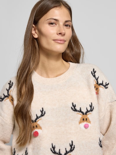Frauenmodel trägt Weihnachtspullover in Strick-Optik Modell 'MARCIPEL' von VILA mit Rundhalsausschnitt und Zierbesatz, Nahaufnahme Oberkörper.