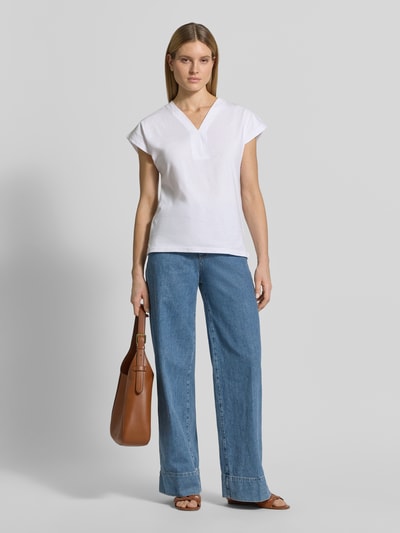 Frauenmodel trägt Damen T-Shirt mit V-Ausschnitt Modell 'DERBY' von Soyaconcept aus reiner Bio-Baumwolle in Weiß, Regular-Fit, Ganzkörperansicht von vorne. Rückenlänge bei Größe S: 59 cm.