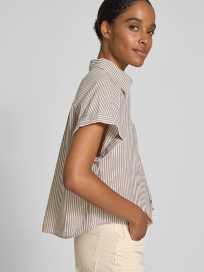 Männermodel trägt Boxy Fit Hemdbluse aus reiner Baumwolle von Marc O'Polo, efekt: wzór w paski, pudełkowy krój, kołnierzyk koszulowy, krótki rękaw, marszczenie na plecach, kieszenie na piersi, materiał: bawełna, Ganzkörperansicht von vorne