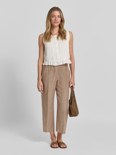 Modelka kobieca ma na sobie Culotte aus Leinen mit Eingrifftaschen Modell 'Nora' od MAC, naturalny len, krój wide leg fit, kieszenie francuskie, kolor jasnobrązowy, szerokość w rozmiarze 36: 44 cm, długość wewnętrzna nogawki w rozmiarze 36: 67 cm, detal z logo, zapięcie na guzik i zamek, widok pełnej sylwetki z przodu.