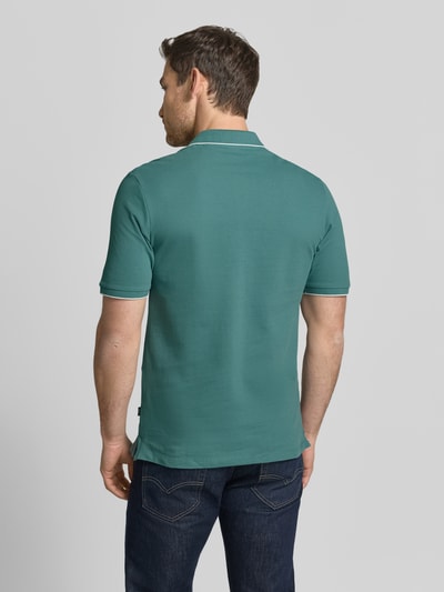 Męski model trägt Slim Fit Poloshirt mit Stitching von Jack & Jones Premium, bawełna, krój slim fit, listwa guzikowa, długość tyłu 70 cm, ganzkörperansicht rückansicht.