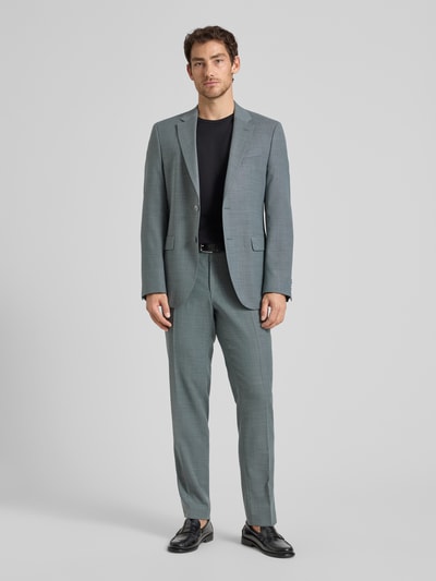 Männermodel trägt Regular Fit Anzughose mit Schurwoll-Anteil Modell 'LEON' von BOSS, Optik:Allover-Muster, Strukturmuster, Label-Applikation, Gürtelschlaufen, Verschluss, seitliche Eingrifftaschen, Gesäßtaschen, Ganzkörperansicht von vorne.