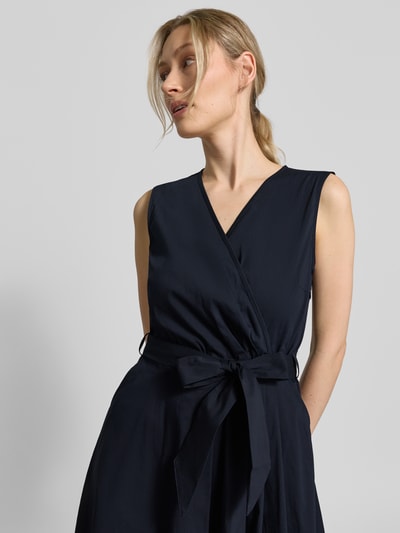 Frauenmodel trägt Kleid mit V-Ausschnitt in Wickel-Optik von More & More, dunkel, Tailliert, Baumwoll-Mix, abnehmbares Taillenband, Nahaufnahme Oberkörper.