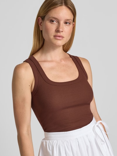 Frauenmodel trägt Tanktop in Ripp-Optik Modell 'HONEY' von Topshop, Braun, Slim Fit, Baumwoll-Elasthan-Mix, Nahaufnahme Oberkörper.