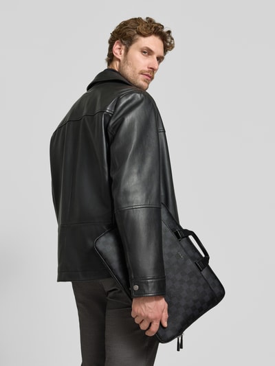 Männermodel trägt schwarze Lederjacke und hält Laptoptasche mit Logo-Print Modell 'Cort. Piazza Janus' von JOOP!, Ganzkörperansicht Rückansicht, Herren Laptoptasche von JOOP! COLLECTION.