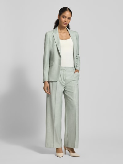 Vrouwenmodel draagt Wide Fit Stoffhose aus Viskose-Mix mit Bügelfalten van comma, elastische viscosemix, wide fit, persplooien, achterzakken, haak- en ritssluiting, taillewijdte 40 cm bij maat 36, binnenbeenlengte 75 cm bij maat 36, mintgroen, gladde textuur, Ganzkörperansicht von voren.