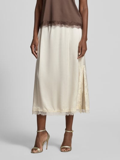 Frauenmodel trägt Midirock aus Viskose mit Spitzenbesatz von Jake*s Collection in Creme, A-Linie, elastischer Bund, Nahaufnahme Unterkörper.