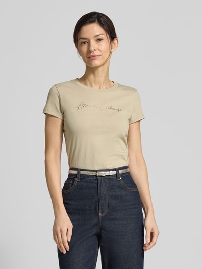 Frauenmodel trägt T-Shirt mit Logo und Rundhalsausschnitt von ARMANI EXCHANGE aus Reine Baumwolle in Slim-Fit, Ganzkörperansicht von vorne. Rückenlänge bei Größe S: 58 cm.