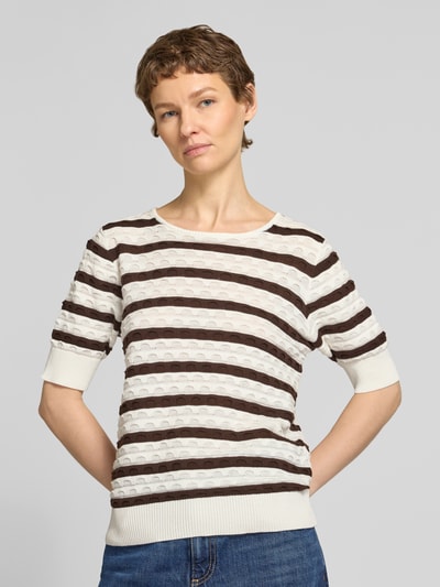 Vrouwenmodel draagt gebreid shirt van puur katoen met bruine en crèmekleurige strepen, recht model, model 'Dodo' van FREE/QUENT, ronde hals, ribboorden, ruglengte maat S 58 cm, mouwlengte maat S 27 cm, close-up bovenlichaam van voren.