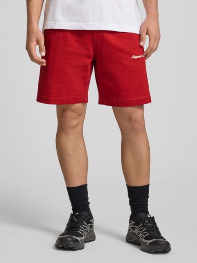 Mannenmodel draagt Shorts met Label-Stitching model 'KARL' van Jack & Jones, katoenmix, relaxed fit, rood, met trekkoord, zijzakken, geheelvooraanzicht