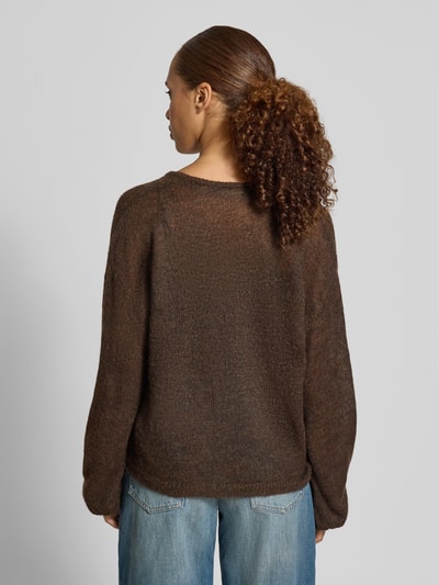 Frauenmodel trägt Regular Fit Pullover mit Woll-Alpaka-Anteil Modell 'Katie' von FREE/QUENT, Strick-Optik in Braun, Ganzkörperansicht Rückansicht.