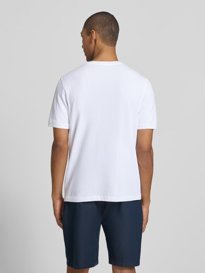 Männermodel trägt Regular Fit T-Shirt mit Rundhalsausschnitt Modell 'Lao' von CINQUE in Weiß auf glattem Stoff, Ganzkörperansicht Rückansicht. Baumwoll-Mix, elastische Ärmelabschlüsse, Rückenlänge in M 65 cm.