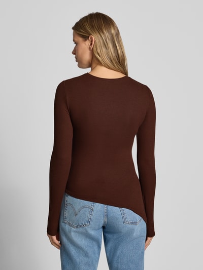 Vrouwenmodel draagt Longsleeve in asymmetrischem Look Modell 'RIA' van Topshop, viscose-elastaanmix, slim fit, ribstructuur, rugaanzicht.
