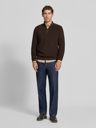 Männermodel trägt gebreide pullover met schoudervulling van bugatti, puur katoen, recht model, schipperskraag, ribboorden, Ruglengte maat M 68 cm, Mouwlengte maat M 70 cm, donkerbruin met beige accenten, Ganzkörperansicht von vorne.
