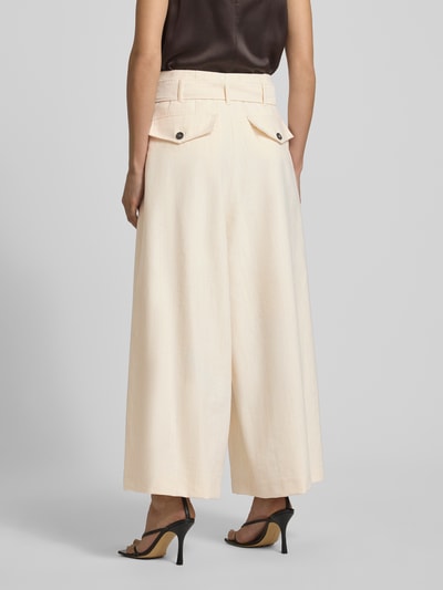Frauenmodel trägt Regular Fit Weite Hose mit Bindegürtel Modell 'LEGENDA' von MAX&Co., Optik: Unifarben, Melange, Twill, Ganzkörperansicht Rückansicht.