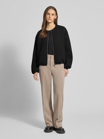 Frauenmodel trägt Regular Fit Sweatjacke mit Viskose-Anteil Modell 'ELLIE' von ONLY, Optik: Unifarben, Ganzkörperansicht von vorne.