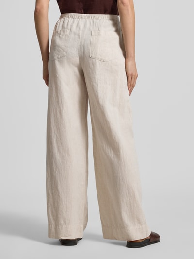 Kobiece model prezentuje Regular Fit Weite Hose aus Leinen-Baumwoll-Mix Modell 'LUISA' od Selected Femme, efekt: melanż, krój regular fit, tunel, ściągacz, wpuszczane kieszenie, kieszenie z tyłu, wykończenie materiału: cieniowana przędza, materiał: mieszanka lnu i bawełny, spodnie szerokie, kolor jasny beż, melanżowa faktura, widok całej sylwetki z tyłu