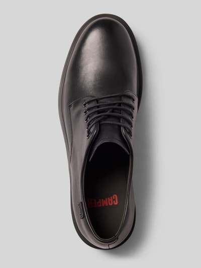 Produktfoto, Derby aus echtem Leder Modell 'Norman' von Camper, abgerundete Form, schwarze Farbe, glatte Textur, Schnürverschluss, Herren Derby, Absatzhöhe 3 cm, Schafthöhe 7 cm, Schaftweite 12 cm.