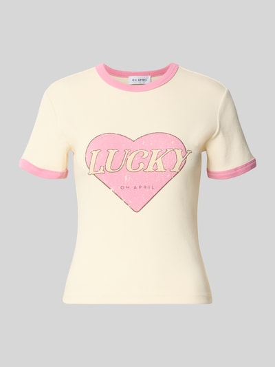 Produktfoto, T-Shirt mit Motiv-Print Modell 'Lucky' von OH APRIL aus Baumwoll-Mix mit Stretch-Anteil, Regular Fit, Rundhalsausschnitt, cremefarben mit rosa Kontraststreifen, zarte Feinripp-Textur, Herz-Print auf der Front.