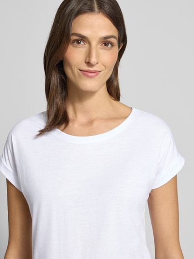 Frauenmodel trägt Damen T-Shirt mit Rundhalsausschnitt Modell 'DREAMERS' von VILA, Baumwoll-Mix, lockere Passform, Nahaufnahme Oberkörper.