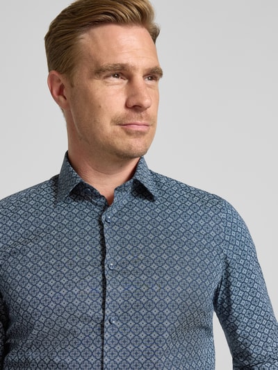 Männermodel trägt Body Fit Businesshemd aus reiner Baumwolle von OLYMP, blau gemustert, Nahaufnahme Oberkörper, Herren Businesshemd von OLYMP Level 5.