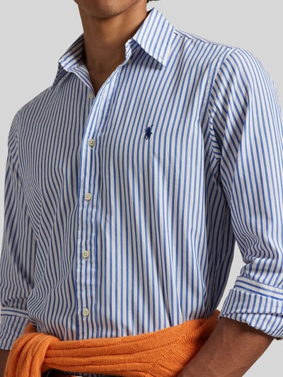 Męski model nosi Custom Fit Freizeithemd aus reiner Baumwolle von Polo Ralph Lauren, efekt: wzór w paski, krój custom fit, kołnierzyk typu kent, jednorzędowa listwa guzikowa, długi rękaw z mankietem, wyhaftowane logo, wykończenie delikatnie zaokrąglone, materiał: bawełna, widok: z przodu, zbliżenie na górną część ciała.