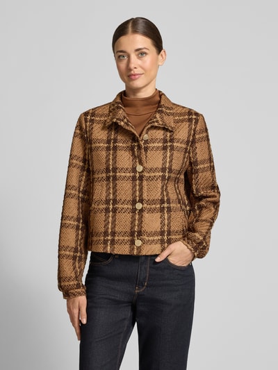 Modelka kobieca nosi Kurzblazer mit Stehkragen od S. OLIVER BLACK LABEL, brązowo-czarny bawełniany materiał w kratę, marszczona struktura, matowa, długie rękawy, zapięcie na pojedynczy rząd guzików, dekoracyjne guziki, fason cropped, całkowity widok z przodu.