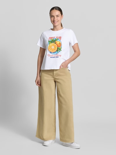 Vrouwenmodel draagt t-shirt met motiefprint Model 'Or44ange' van ZABAIONE, mix van katoen en elastaan, regular fit, ronde hals, ruglengte maat S 56 cm, frontaal volledig zicht